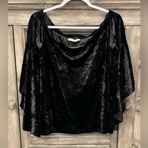 EUC Women’s LOVE IN Black Velvet Off the Shoulder Bell Sleeve Blouse (Large)